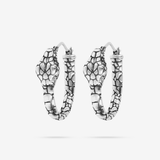 Boucles d'oreilles créoles texturées avec serpent et spinelle noir