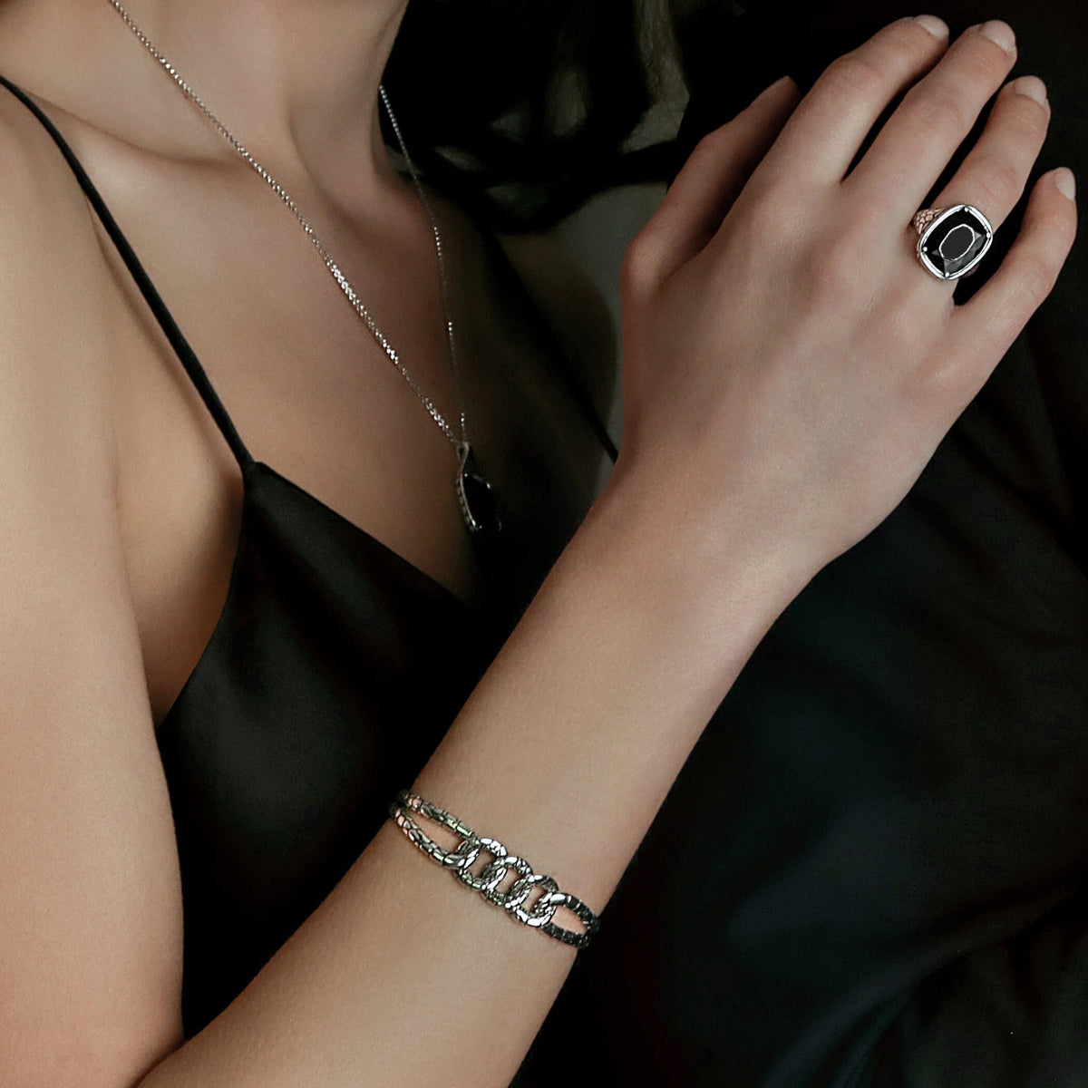 Rigid Bracelet Snake Texture