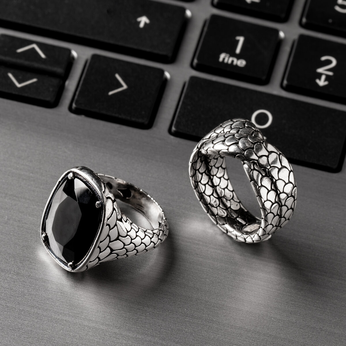 Mermaid Texture Chevalier Ring with Black Spinel