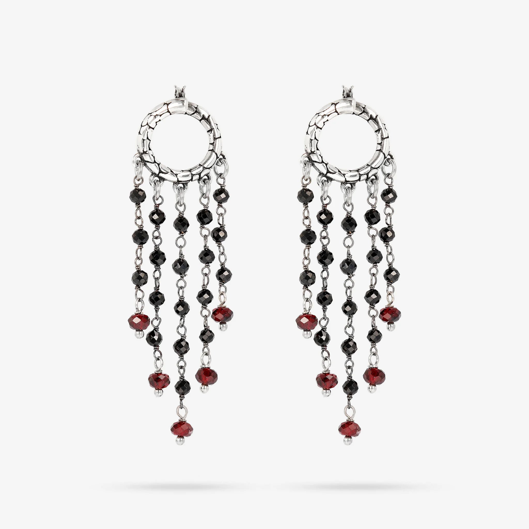 Orecchini Pendenti in Argento 925 placcato Rodio con Anelli Texture e Pietre Naturali Spinello e Granato