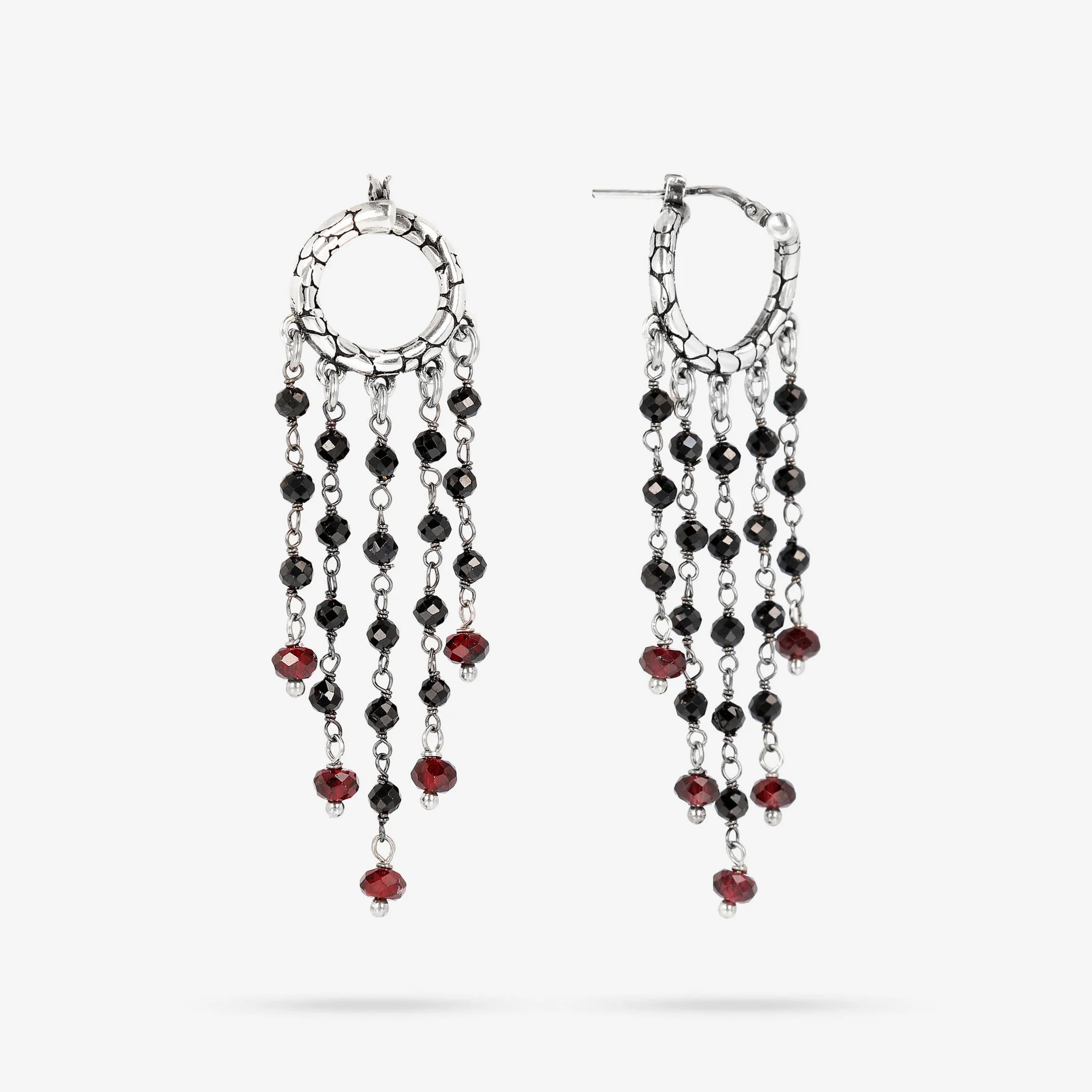 Orecchini Pendenti in Argento 925 placcato Rodio con Anelli Texture e Pietre Naturali Spinello e Granato