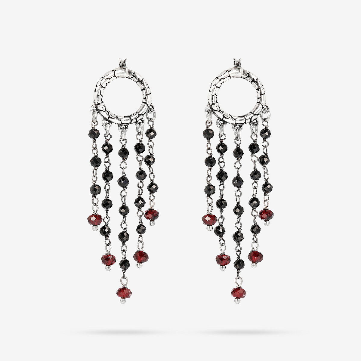 Orecchini Pendenti in Argento 925 placcato Rodio con Anelli Texture e Pietre Naturali Spinello e Granato