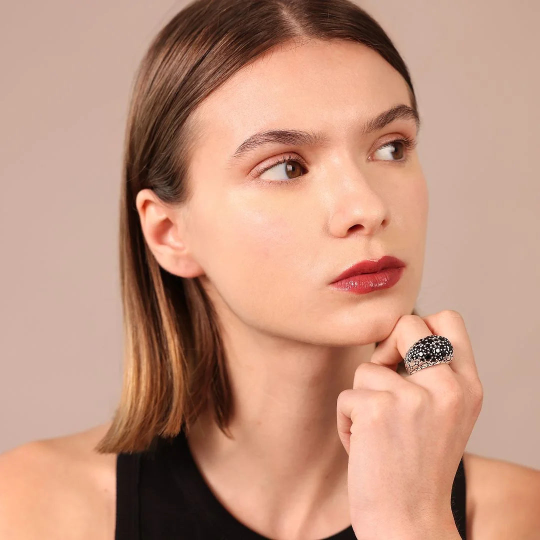 Anello a Fascia Graduato Texture Sierna con Pavé in Spinello Nero in Argento 925