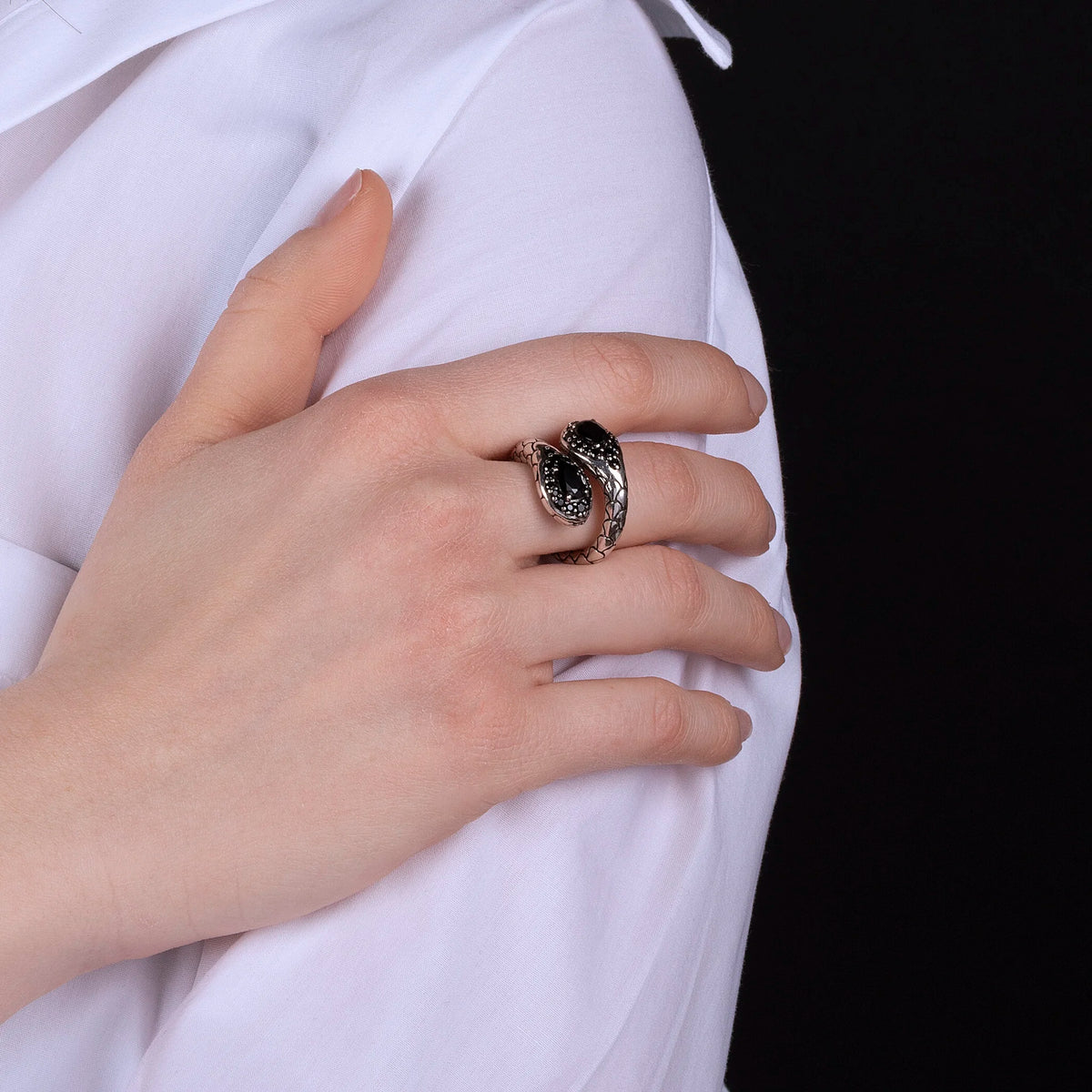 Bague Contrarié Texture Serpent avec Double Spinelle Noir