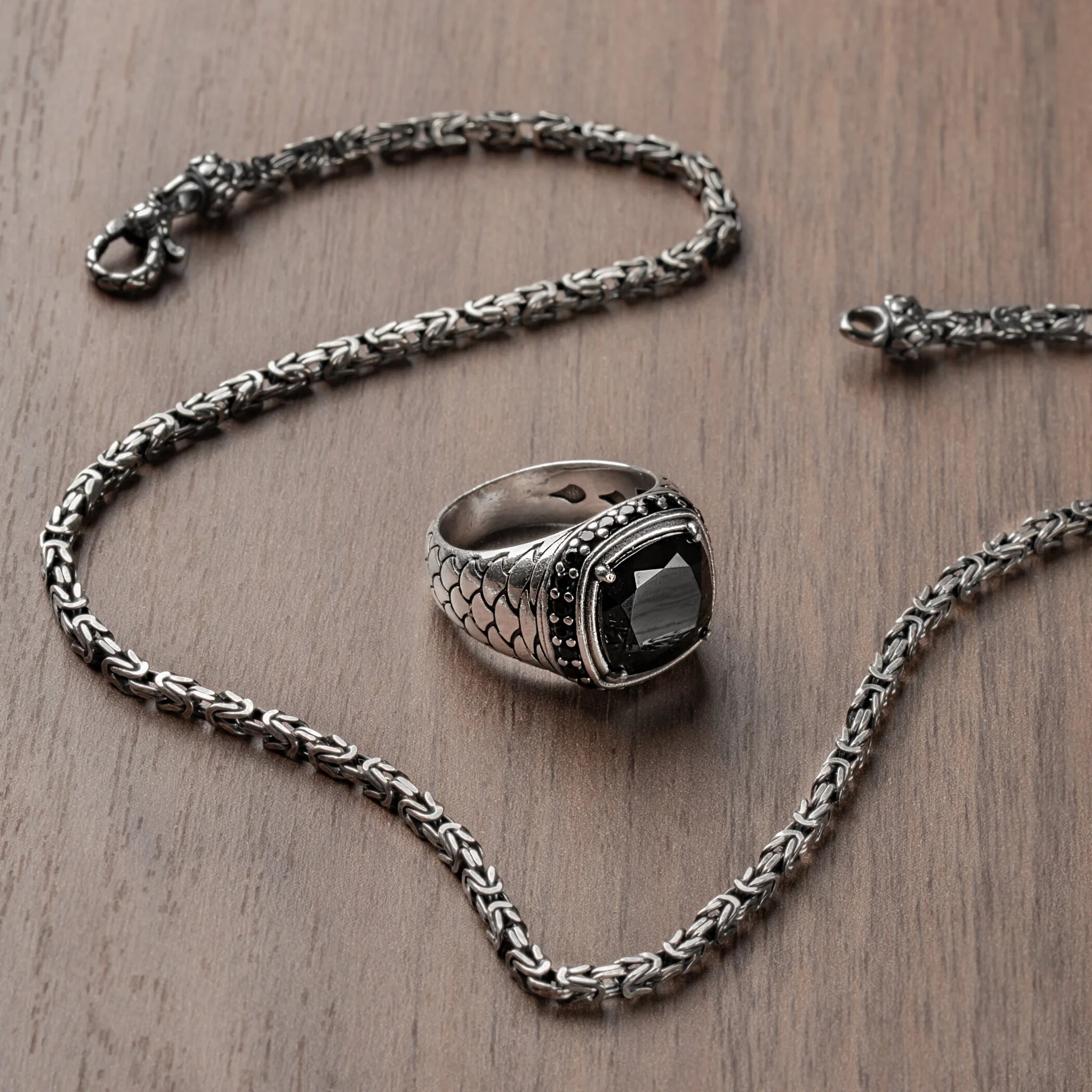 Anello Chevalier Texture Sirena con Pietra Naturale Spinello Nero in Argento 925