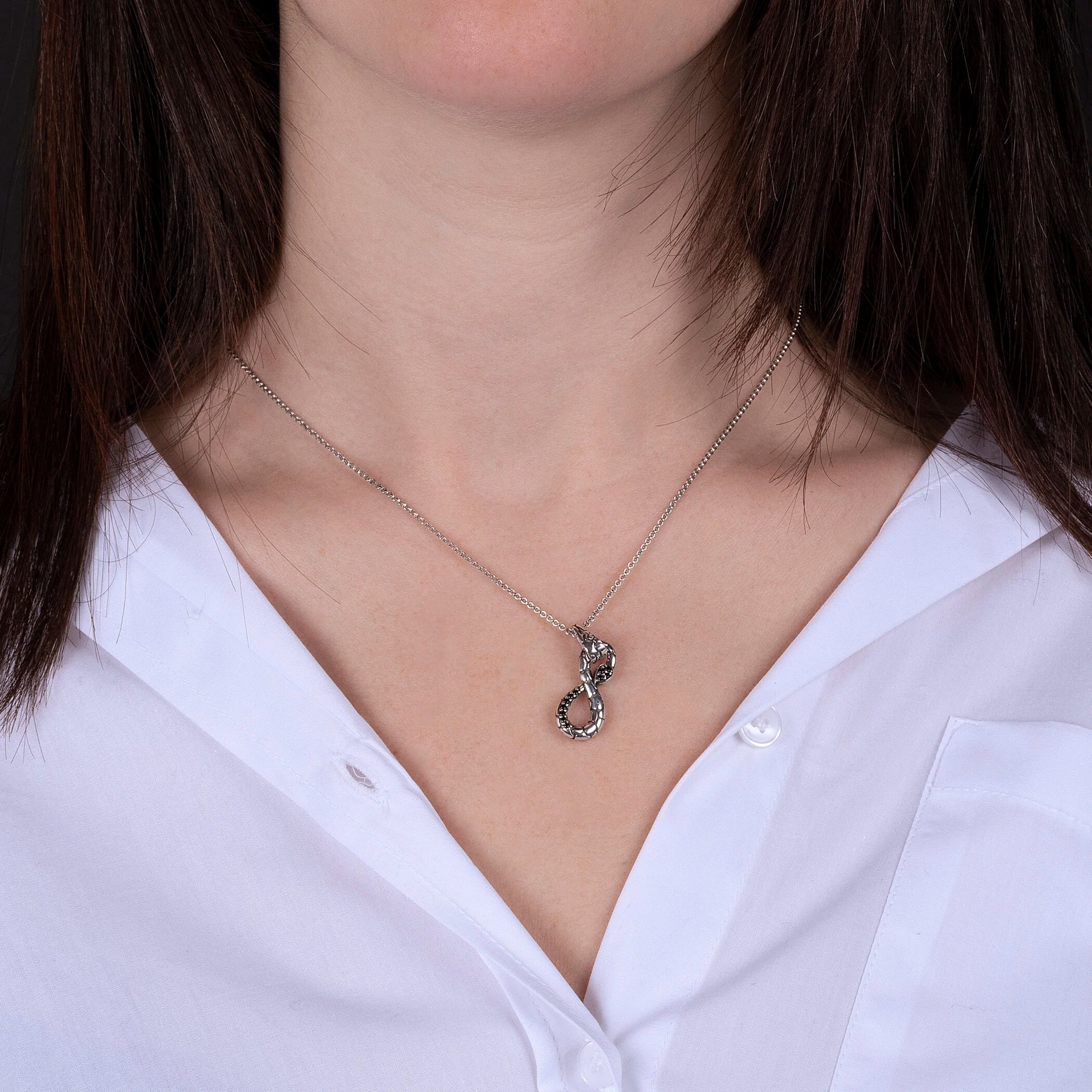 Collana Catena Rolo con Pendente Serpente Infinito e Spinello Nero in Argento 925