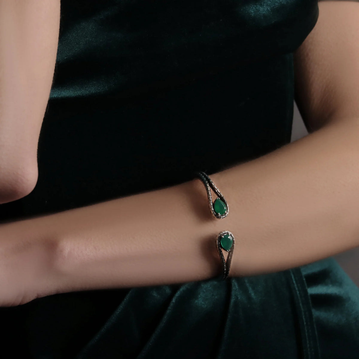 Bracelet Rigide avec Pierres et Texture Sirène