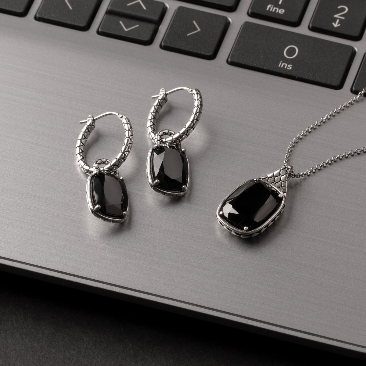 Collana con Catena Rolo e Pendente Texture Sirena con Spinello Nero in Argento 925