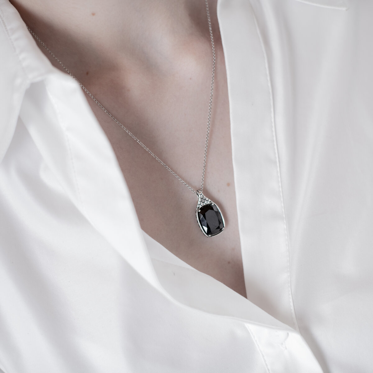 Collana con Catena Rolo e Pendente Texture Sirena con Spinello Nero in Argento 925