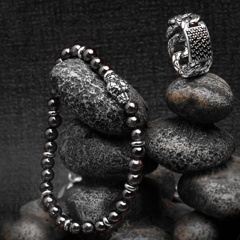 Elastisches Armband mit Natursteinen und Schlangenkopfelement