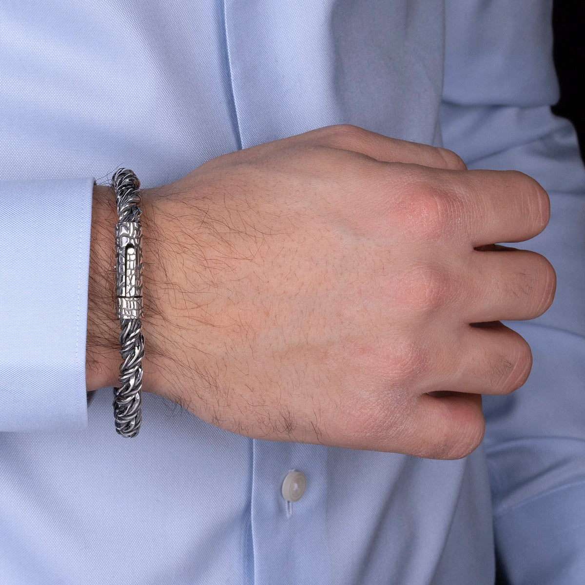 Gedrehtes Kettenarmband mit Schlangentextur