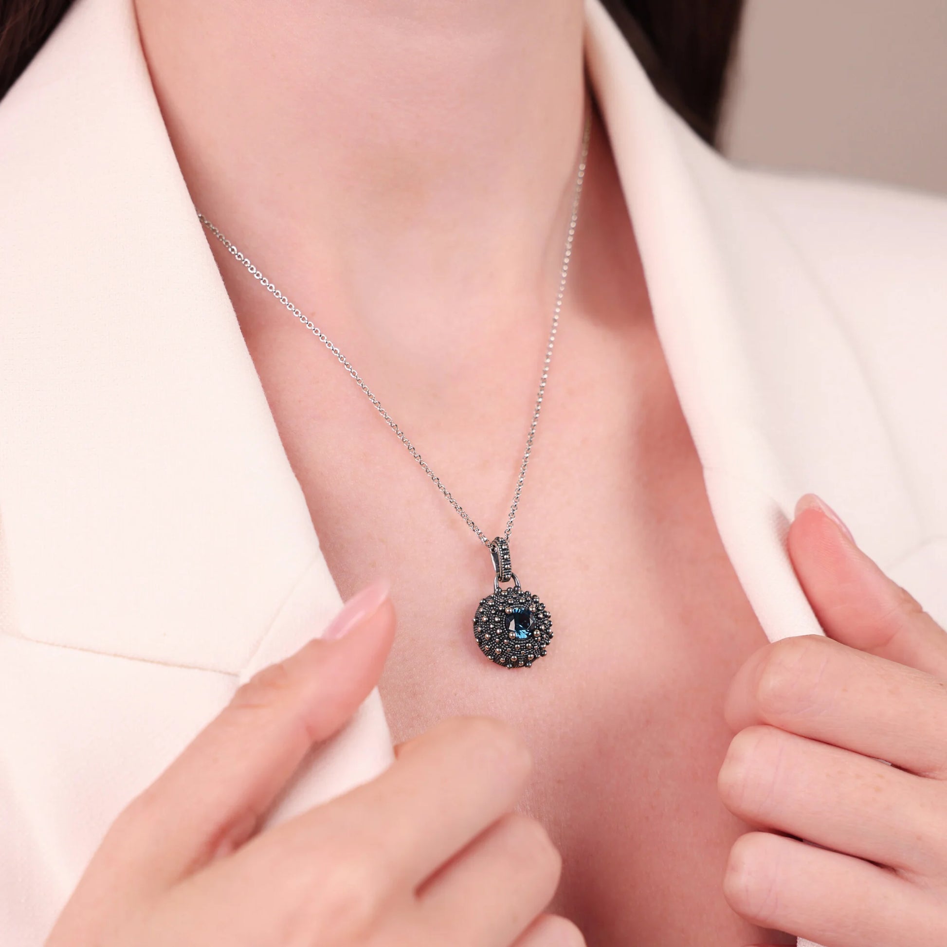 Collana in Argento 925 placcato Rutenio con Pendente Texture Riccio di Mare e Pietra