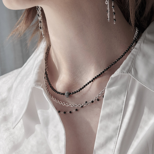 Mehrsträngige Halskette mit Seeigel-Textur-Anhänger und schwarzem Spinell