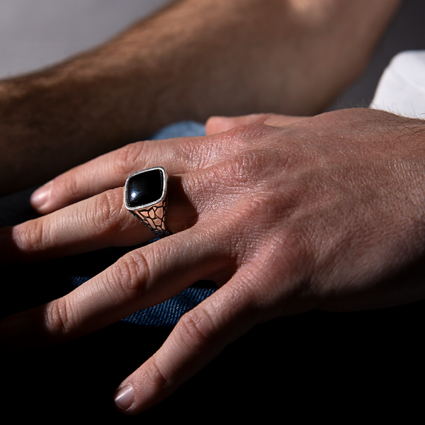 Rechteckiger Chevalier-Ring mit schwarzem Onyx