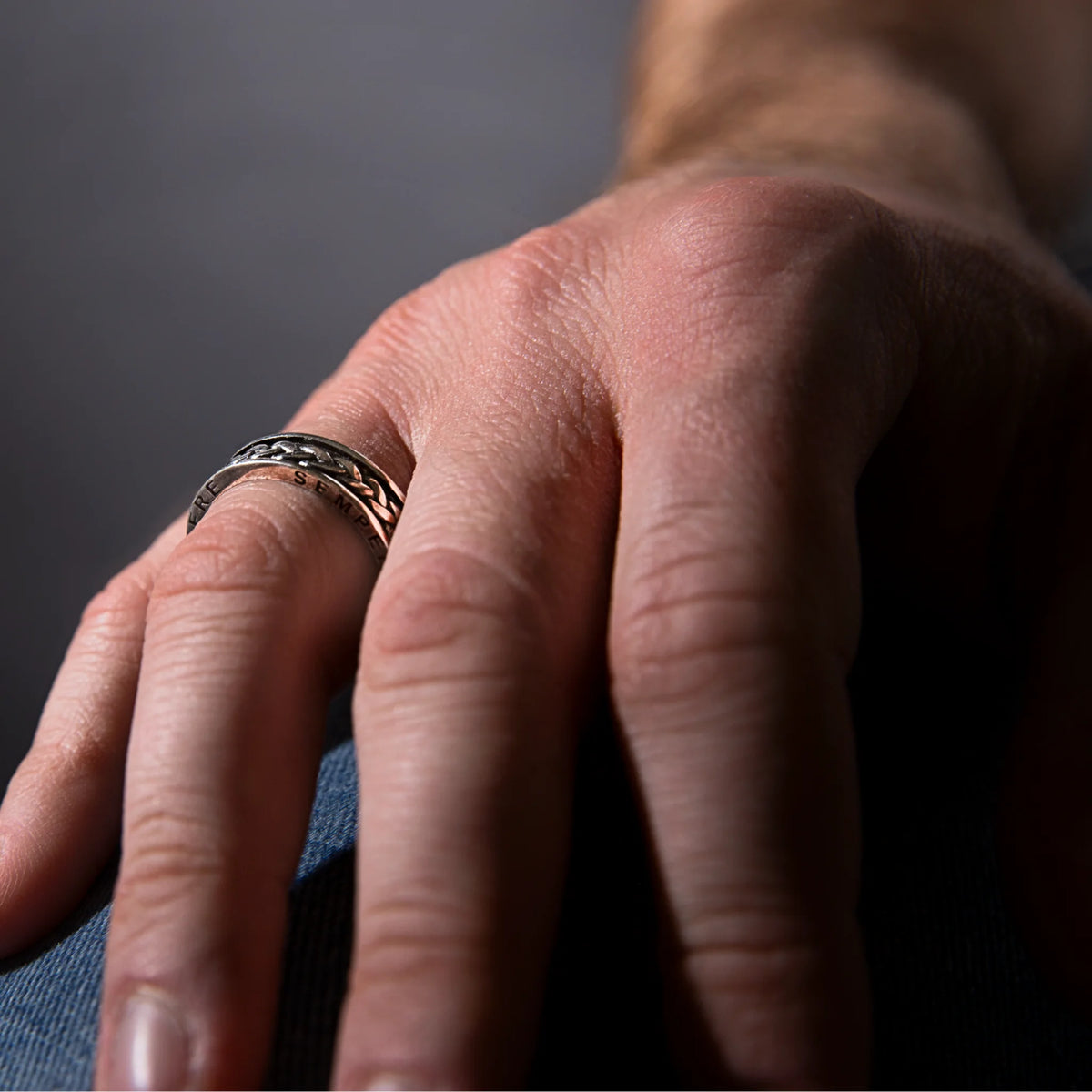 Bague 'Memento Audere Semper' à texture de corde